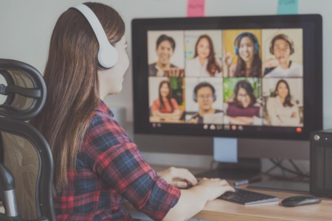 Internationale Studenten arbeiten an Banking-Projekten