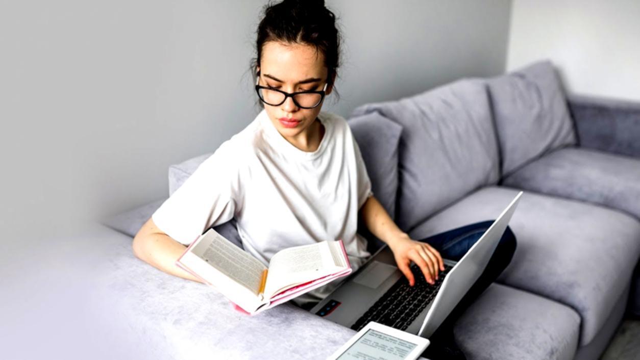 Teamarbeit und Zusammenarbeit in modernem Arbeitsbereich